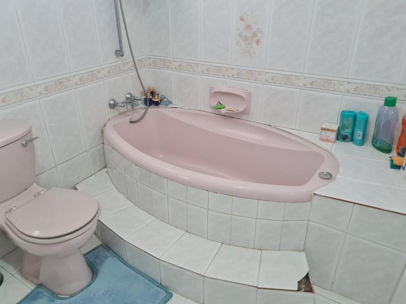 5 Bedroom Property for Sale in Southernwood Eastern Cape